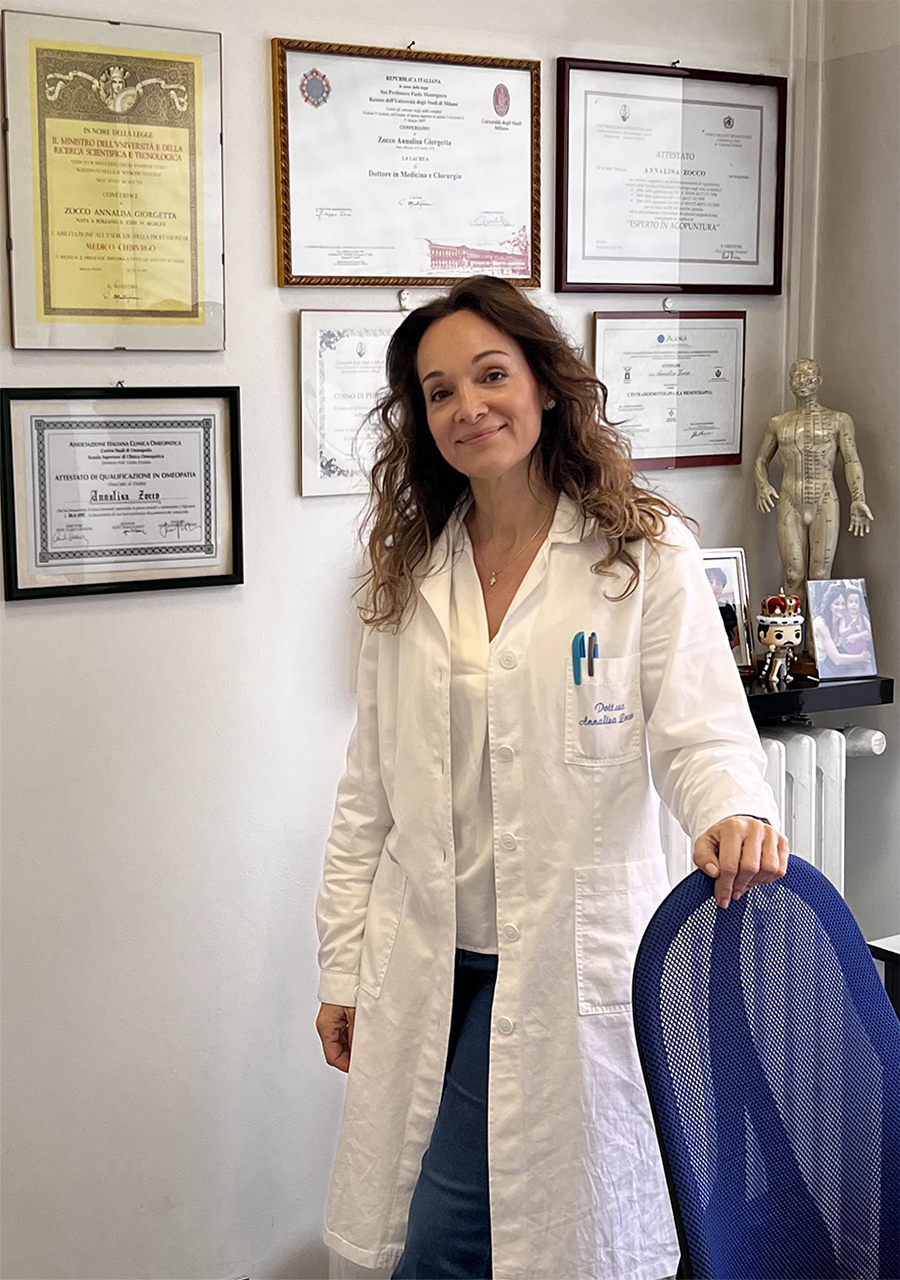 Scopri il mio percorso di istruzione e formazione Immagine di Annalisa mentre tratta un paziente