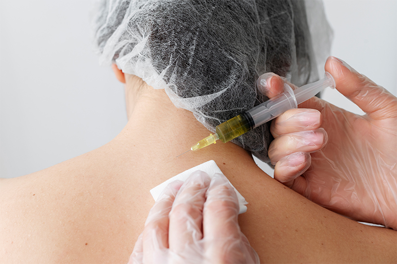 Servizio di mesoterapia Immagine di una paziente che viene tratta con infiltrazione che rappresenta la mesoterapia