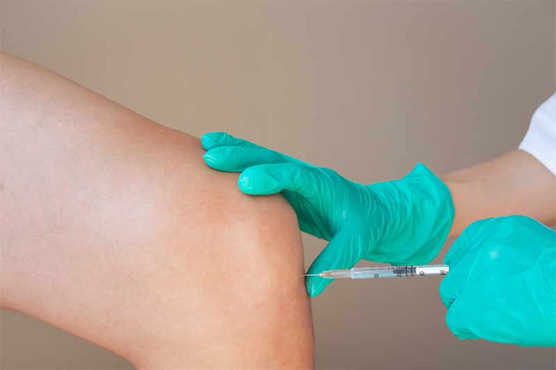 Servizio di terapia infiltrativa Immagine di una paziente che viene trattata con la terapia infiltrativa